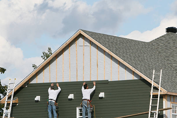 Professional Wood Siding technician working in Hudson, IL